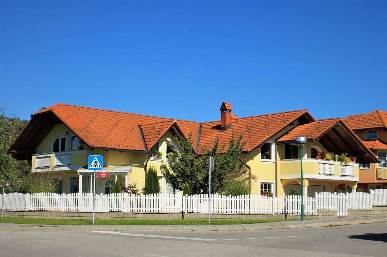 Yellow Dreamhouse Postojna Luaran gambar