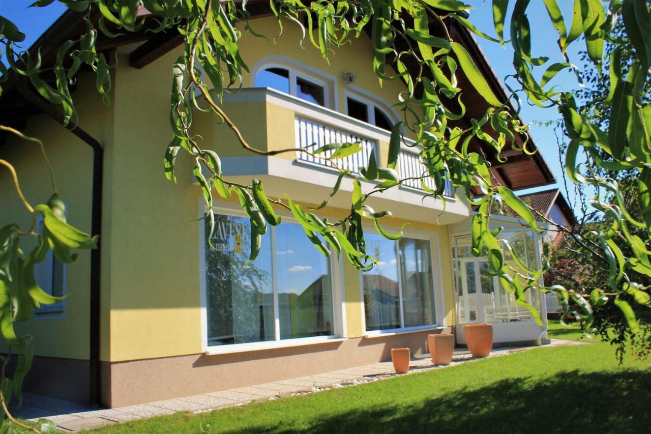 Yellow Dreamhouse Postojna Luaran gambar