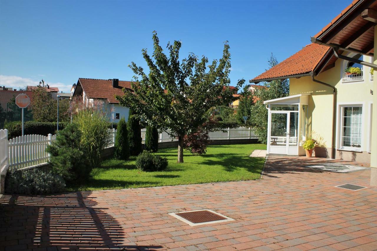 Yellow Dreamhouse Postojna Luaran gambar
